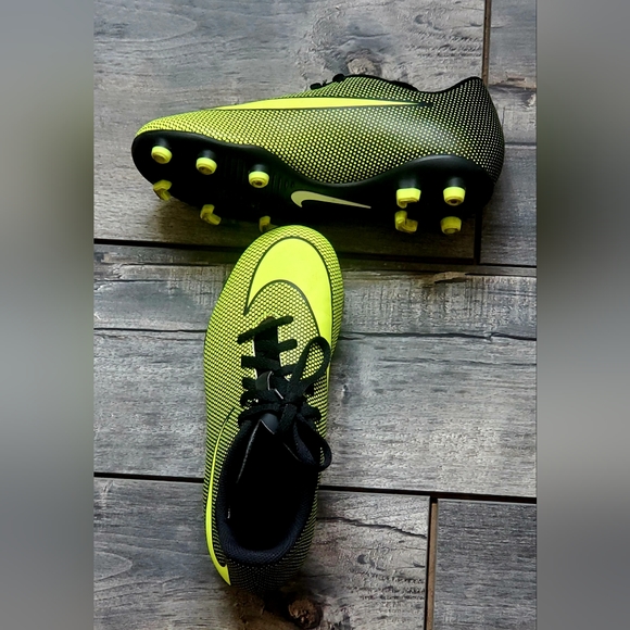 Youth soccer cleats. - Picture 1 of 1